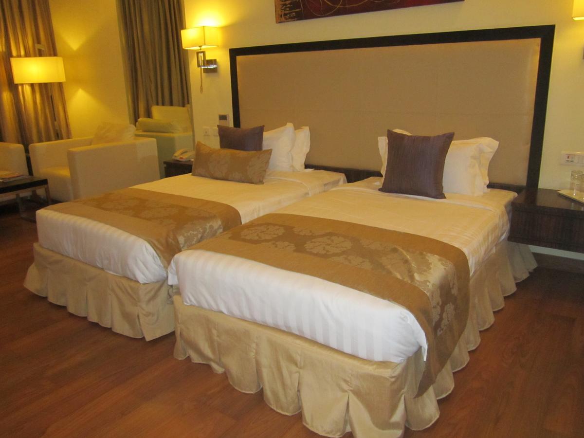 มณสโรวร เดอะ เฟิร์น ไฮเดอราบัด Hotel ภายนอก รูปภาพ