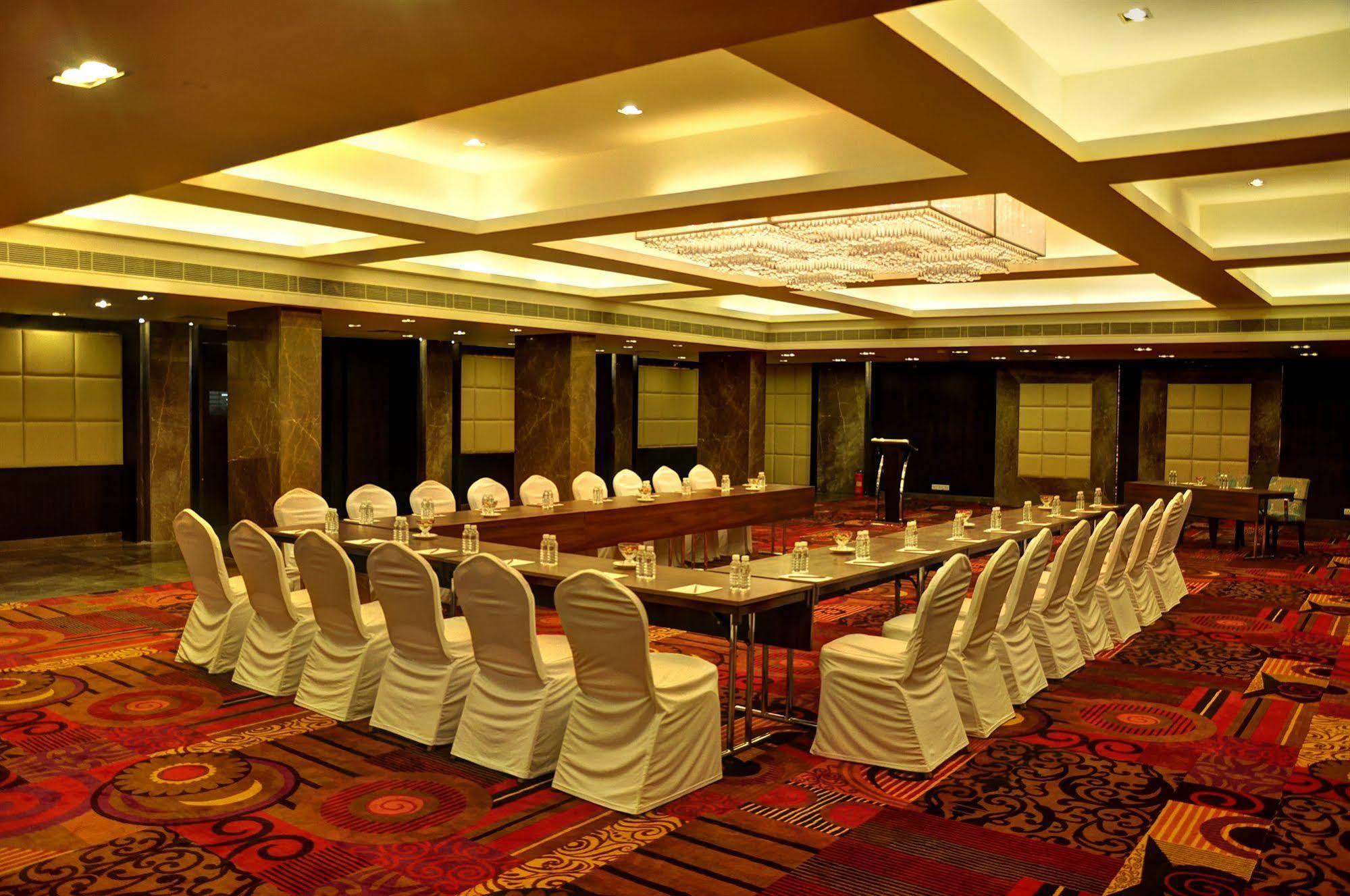 มณสโรวร เดอะ เฟิร์น ไฮเดอราบัด Hotel ภายนอก รูปภาพ