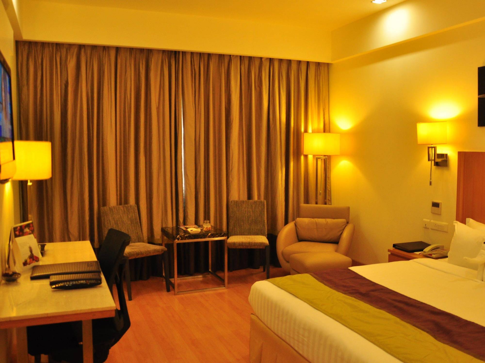 มณสโรวร เดอะ เฟิร์น ไฮเดอราบัด Hotel ภายนอก รูปภาพ