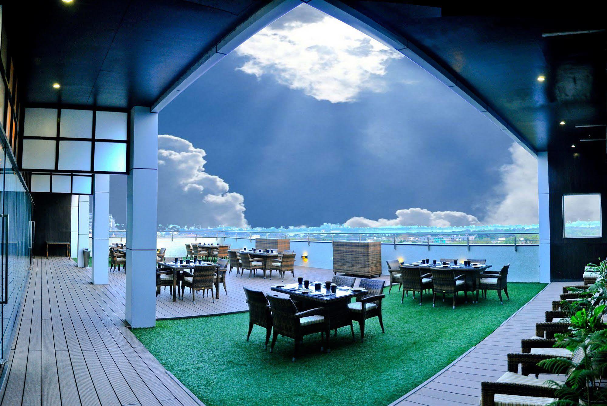 มณสโรวร เดอะ เฟิร์น ไฮเดอราบัด Hotel ภายนอก รูปภาพ